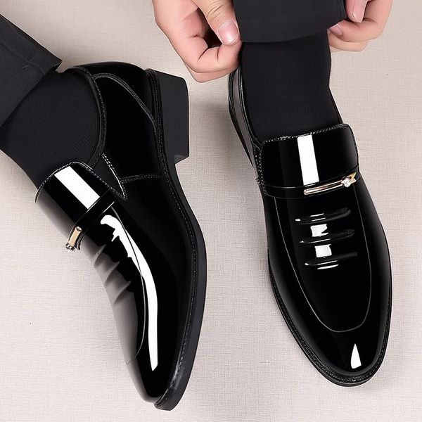 Zapatos de vestir Zapatos de charol negro Zapatos formales sin cordones para hombre Zapatos de boda con punta en punta de talla grande para hombre Zapatos casuales de negocios elegantes 231124