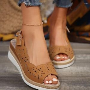 Chaussures habillées Sandales de coin noir pour femmes 2024 Été Open Toe Shallow Beach Fashion Hollow Backle Femmes