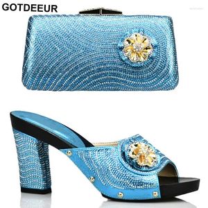 Geklede schoenen blauwe kleur Italiaanse dames- en tassenset versierd met strass bijpassende hakken van hoge kwaliteit