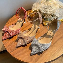 Chaussures de robe Bow Décoration Femmes Été 2023 Talons hauts Cristal Sandales de luxe Lady Glitter Banquet Femme