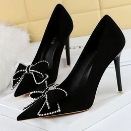 Chaussures habillées Bowknot Femme Pompes Daim Talons Hauts Sexy Party Pointu Stiletto Luxe Grande Taille 42 43 231017