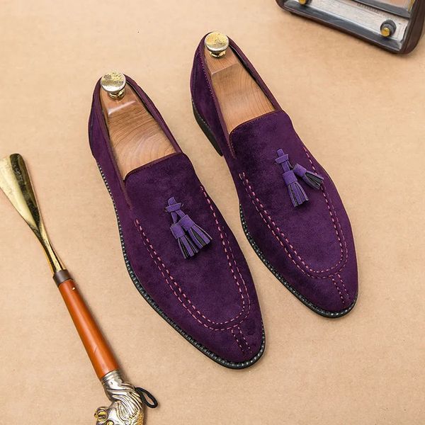 Zapatos de vestir Diseño de marca Hombres Mocasines de cuero de gamuza Borla púrpura Mocasines de hombre puntiagudos Vintage Slipon Zapato social informal 231013