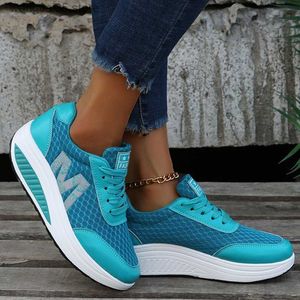 Chaussures habillées Sneakers de plate-forme en mailles respirantes Femme 2023 Chaussures de sport de fond épaisses Spring Femme Plus taille 43 Lacet Lace Up Casual Shoes T230818