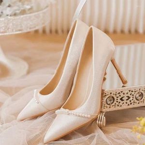 Chaussures de robe de mariée 2024 Slip sur talons décontractés à lacets pompes pointues sandales à bouche peu profonde dames mariée dernière slip-on confortable or