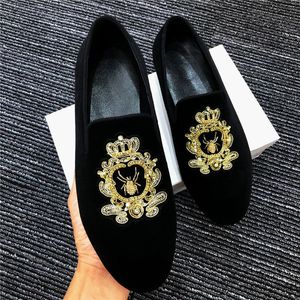 Chaussures habillées chaussures de marque de marque britannique Nouveau arrivée hommes broderie chaussures de mariage pics pics noirs en velours rivets chaussures plates taille38-44