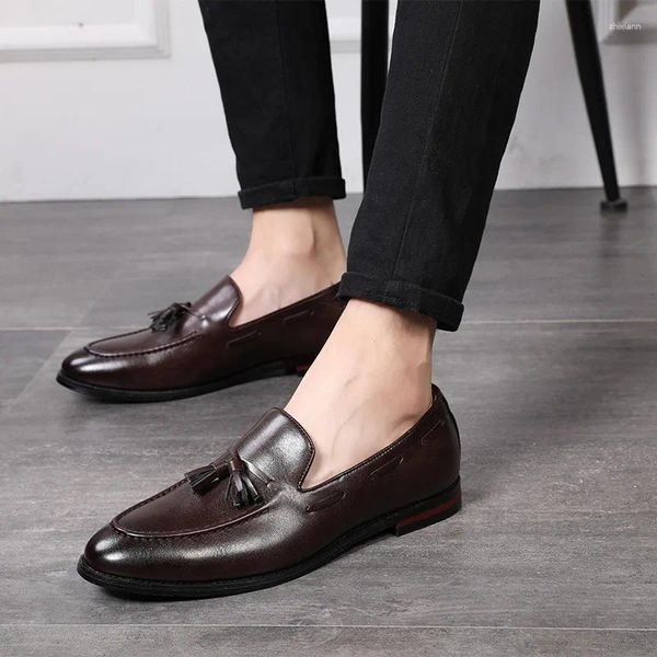 Chaussures habillées Hommes britanniques Noir Brown Glands Slip sur Oxford Cuir Mocassins Mariage Bal Homecoming Chaussures Zapatos Hombre