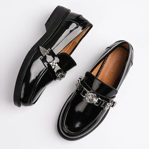 Kledingschoenen Britse stijl zwarte ronde tenen loafers voor vrouwen lente zomer ontworpen metalen bulk decoratie lage hak vrouwelijke flat 23022444