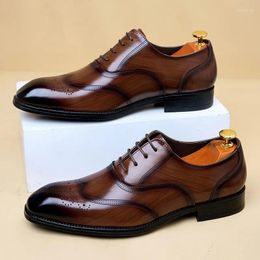 Chaussures habillées Style britannique Brown Hommes Oxfords Fabriqués à la main en cuir de luxe Hommes pointus à lacets Brogue Plus Taille 48