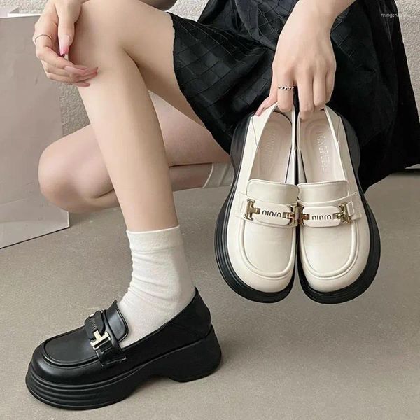 Zapatos de vestir estilo británico dedo redondo grueso de cuero blanco pequeño para mujeres en verano 2024 un pie dulce calo fresco