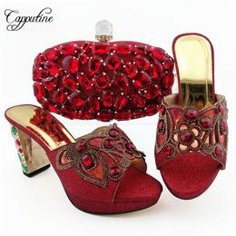 Dress Shoes Capputine Red Color Slipper en tassensets voor vrouwen Est Italiaans met bijpassende tassen trouwfeest op voorraad