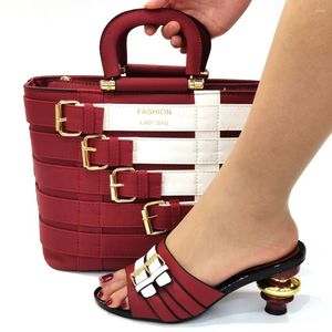 Chaussures habillées Casual 2023 Design spécial Femmes italiennes et sac en couleur vin Décorer avec strass Slingbacks Sandales Plate-forme