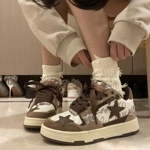 Chaussures habillées Casual 2023 Printemps American Vibe Style Retro Star Femmes Niche Design Hong Kong Brown All Match Sneakers 230731