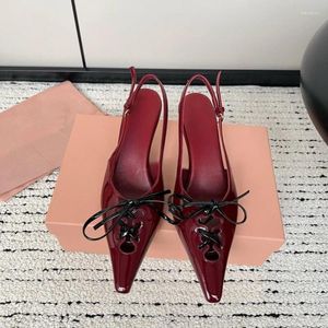 Chaussures habillées concepteurs décontractés de mode femme bordeaux en cuir breveté Toe pointu nœud nœud haut talons sandois zapatos mujer sandales