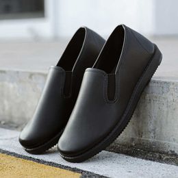 Zapatos de vestir Zapatos de cuero casuales Mocasines de fondo suave Cómodo Slipon Zapatos de hombre negros Zapatos de trabajo nuevos de primavera Zapatos planos sólidos para hombres R230227