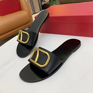 Nuevas sandalias de diseñador Moda clásica zapatillas para mujeres Elementos decorativos de cuero Zapatillas de interior doradas vlogo firma de piel de ternera sandalias deslizantes