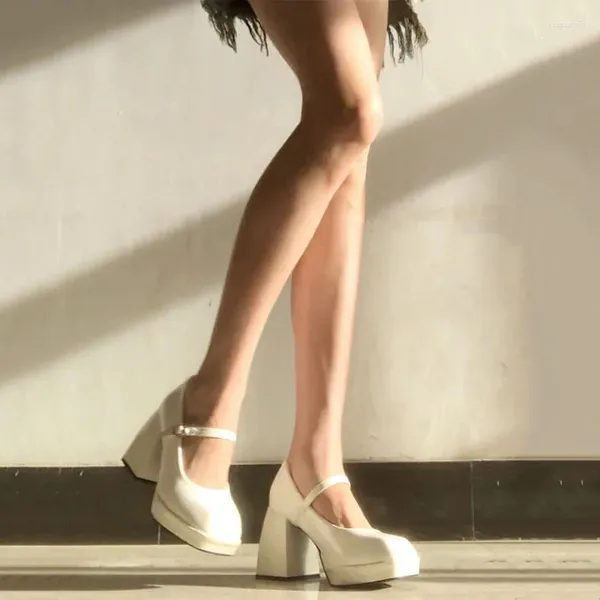 Zapatos de vestir tacones gruesos 2024 espesada cabeza cuadrada de una sola hebilla blanca mujer de cuero pequeño