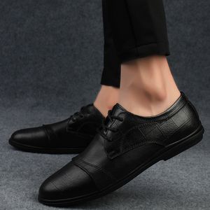 Chaussures habillées de style classique hommes chaussures de baskets décontractées de mode extérieure noire designer homme authentique chaussures en cuir clair chaussures plates confortables o5 230817