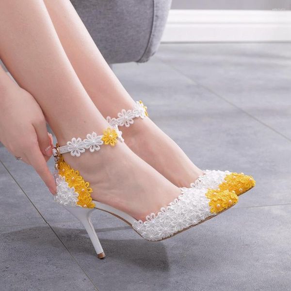 Robe chaussures couleur correspondant jaune et blanc dentelle fleur banquet scène sandales stiletto femme balle qipao pointu