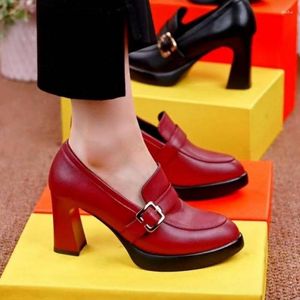 Chaussures habillées confortables à tête carrée pour femmes à talons hauts 2024 cuir verni printemps et automne femmes peu profondes à jambe unique