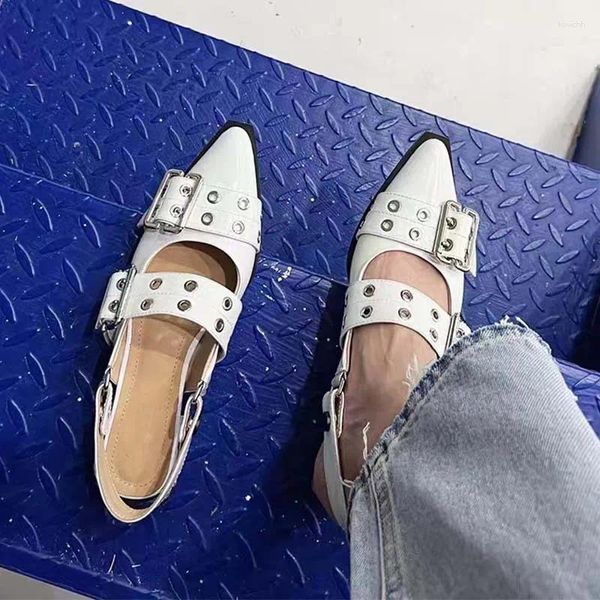 Chaussures de robe Cool Femmes Sandales d'été Mode Décoration en métal Zapatos Para Mujer Bout pointu Talon rugueux Rivet Boucle de ceinture Chaussures Femme