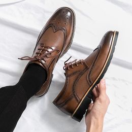 Zapatos de vestir COZOK Hecho a mano para hombre Wingtip Oxford Gris Cuero Brogue Hombres Clásico Negocio Formal Hombres Zapatillas Hombre