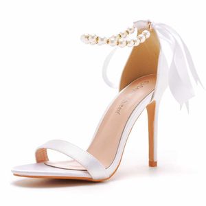 Chaussures habillées Crystal Queen Sexy High Heels Pumps Femme Stiletto Sandale Sandales Silk Ribbon White Femmes H240409 Iwwi