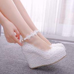 Dress Shoes Crystal Queen Wedges Wedding Pumps Sweet White Flower Lace Pearl Platform Schoenen Bruid Jurk Hoge hakken 230210