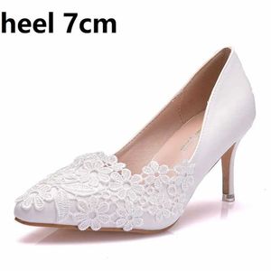 Chaussures habillées Crystal Queen White Lace Flower Pompes Femmes Elegant Wedding Bride High Heels Platform Ladies Cales Party Stiletto H240409 BS7Z