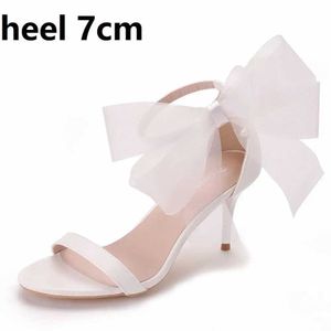 Chaussures habillées Crystal Queen femme Sweet Bow Knot Elegant Sangle de la cheville Sandales Black Thin High Heels White Wedding Open Toe H240409 1003