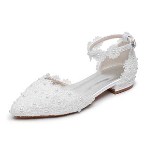 Chaussures habillées Crystal Queen Femmes Blanc en dentelle Mariage High Talons Pumps Sweet Princess Party Sandals Mary Janes Flat H240409 YTEE