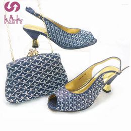 Chaussures habillées bleu foncé à venir Sac à main de sandale de haute qualité de haute qualité avec cristal brillant pour le jardin fête