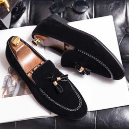 Chaussures habillées Designer 2023 Nouveaux hommes en cuir chaussures décontractées pour hommes mocassins à glands confortables mocassins marron noir chaussures pour hommes en daim mocasines L0830