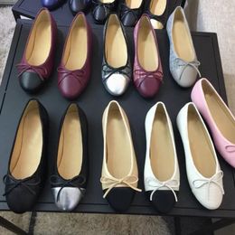 Chaussures habillées Designer Chaussure de ballet Printemps Automne Bow en peau de mouton Mode Chaussure de bateau plate Lady Cuir Paresseux Danse Mocassins Femmes Chaussures Grande taille 34-42 avec boîte Semelle en cuir