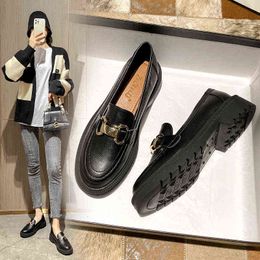 Chaussures habillées Designer Style britannique Petites chaussures en cuir Mode Boucle en métal Plate-forme Mocassins Sandales d'été Femmes 220311