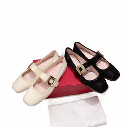 Chaussures habillées designer Luxury Fashion Womens Ballet Shoes Talons hauts Sandales à bout rond Bottes en cuir plates