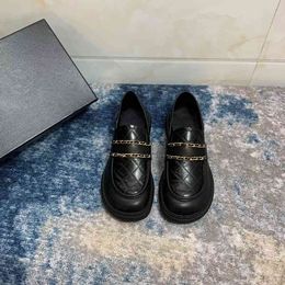 Chaussures habillées Designer petites chaussures en cuir de luxe chaîne en métal talons hauts sandales femmes plate-forme mocassins 220321