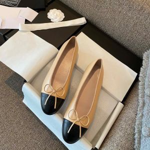 Canal vestimentaire Chaussures Designer Petites chaussures en cuir Chaussures décontractées Baskets Chaussures de marche en cuir pour femmes Chaussures simples Tendance de la mode féminine