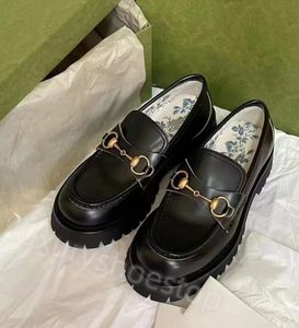 Geklede schoenen Designer damesleer Lug-zool loafer klassiek Zwart glanzende leren schoenen Goud geborduurde bij op de achterkant luxe modeschoen