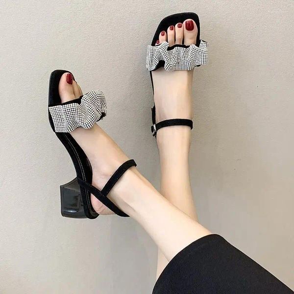 Chaussures habillées Sandales diamants pour la femme Foot-Wear Roisstiches noires talons carrés féminins Été 2024 Offre F Vente asiatique Taille H