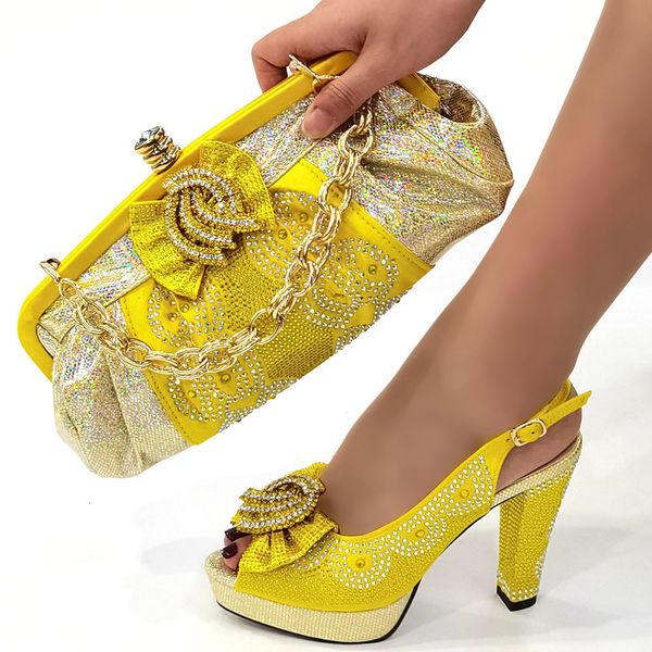 Zapatos de vestir doershow Llegada y conjunto de bolsos Africano s amarillo Nigeriano Mujeres Bolsos a juego para boda SGY14 230313