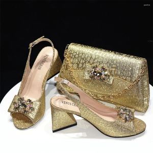 Zapatos de vestir Doershow Hermoso estilo italiano con bolsas a juego Mujeres africanas y conjunto para fiesta de fiesta Sandalia de verano SRE1-4