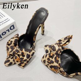 Kledingschoenen eilyken nieuwe veer vlinderknoop puntige teen dames pumps luipaard printstijl dunne hoge hakken dia mule schoensl230227