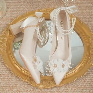 Chaussures habillées fleurs élégantes talons hauts pompes femmes perle bride à la cheville chaussures de mariage femme chaîne perle petit talon carré chaussures de mariée 231024