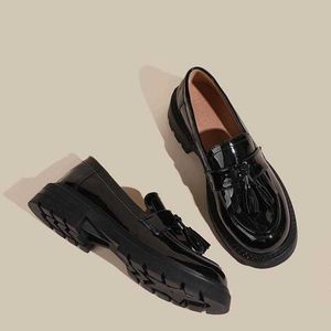 Chaussures habillées Style anglais talon bas chaussures noires femmes gland en cuir verni mocassins chaussures pour femmes