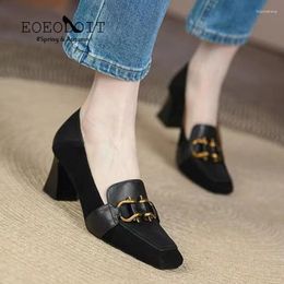 Kledingschoenen eooeodoit 2023 Spring est hakken vrouwen retro vierkant teen slip-on lederen loafers pompen 6 cm hoge hak