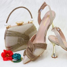 Chaussures habillées est arrivée de style classique Couleur dorée sac à main féminin assorti des talons hauts de chaussures et sacs de fête de mariage africain