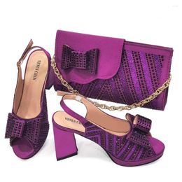 Geklede schoenen Est Italiaans design Stijlvol en elegant paars strass verfraaid satijn ronde neus pumps clutch bag