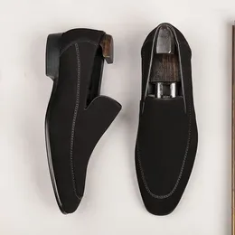 Chaussures habillées version européenne du ponçage du pied en cuir masculin pour construire une surface douce avec des semelles confortables f
