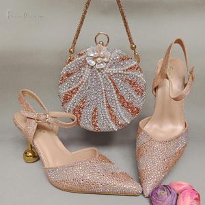 Zapatos de vestir Exquisita decoración de diamantes intermitentes a rayas rosadas con bolso de cadena de perlas Conjunto de bolso y damas de fiesta