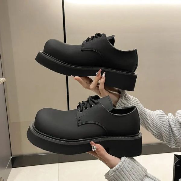 Chaussures habillées Bottes de mode Bottes en cuir noir Plate-forme sportive Casual Femmes Big Toe Lacets Chaussures à talons bas renforcés Injection Street Style Mocassins 231218